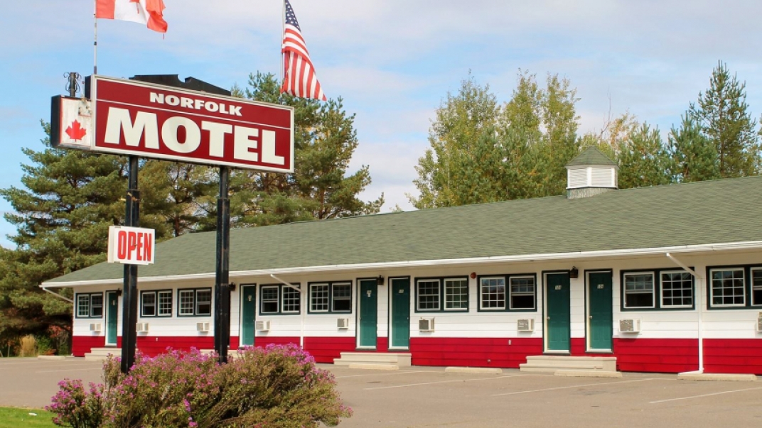 norfolk motel and sign with Canada and US flags 