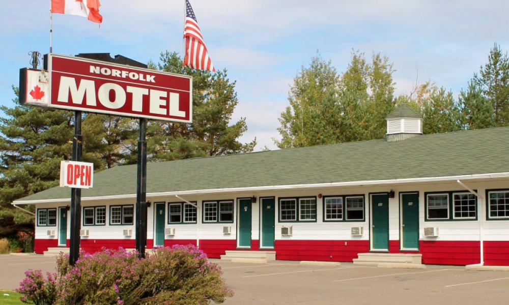 norfolk motel and sign with Canada and US flags 