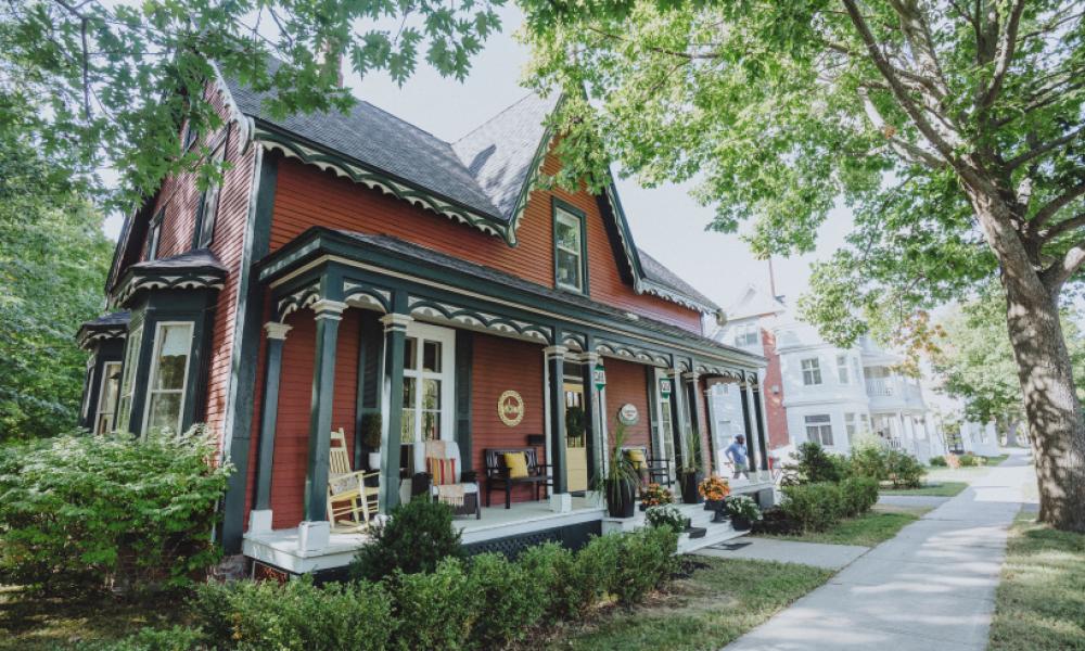 Image of the exterior of the Quartermain House B&B. A stately, Victorian looking house.